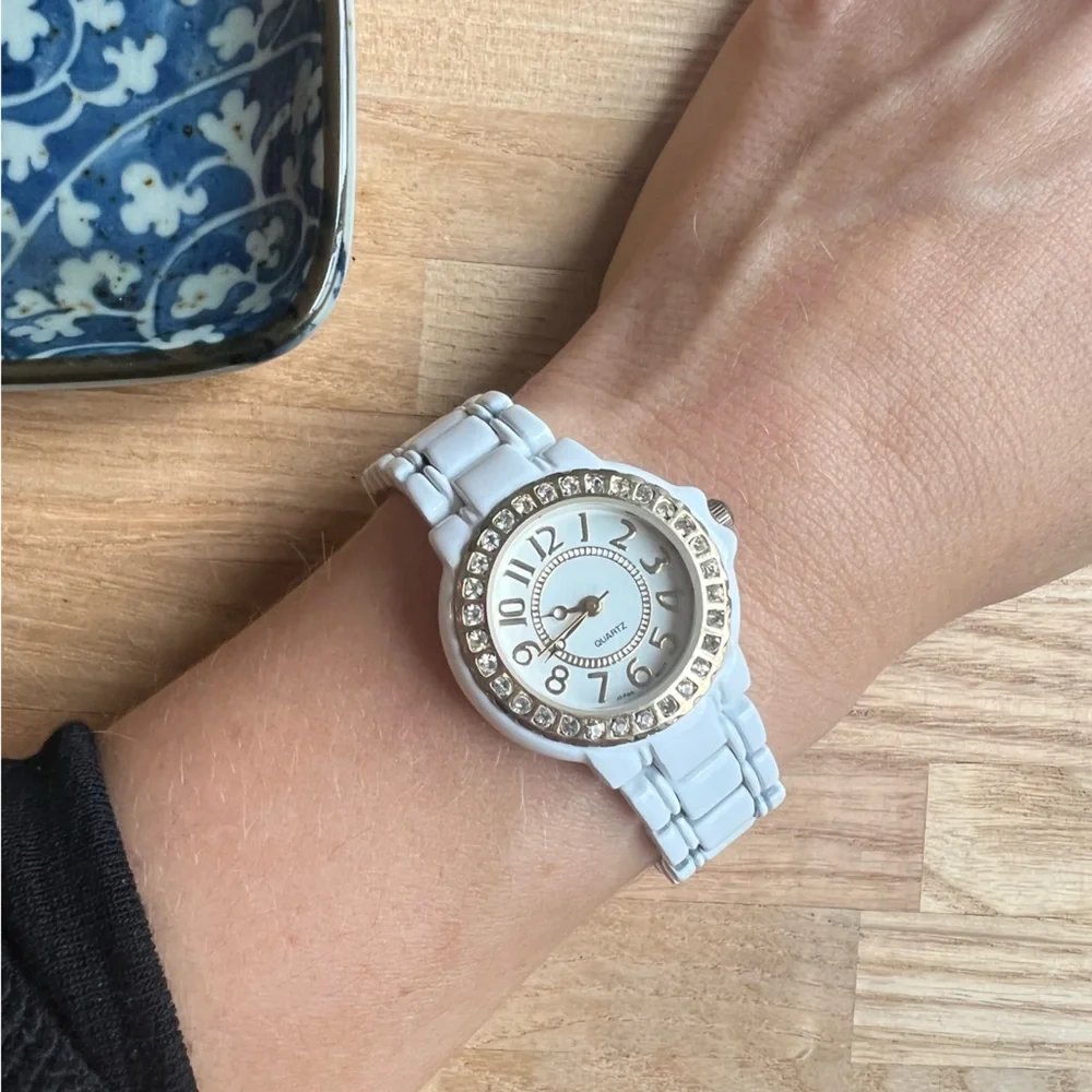 Unbranded Ladies white crystals fashion watch NEW BATTERY